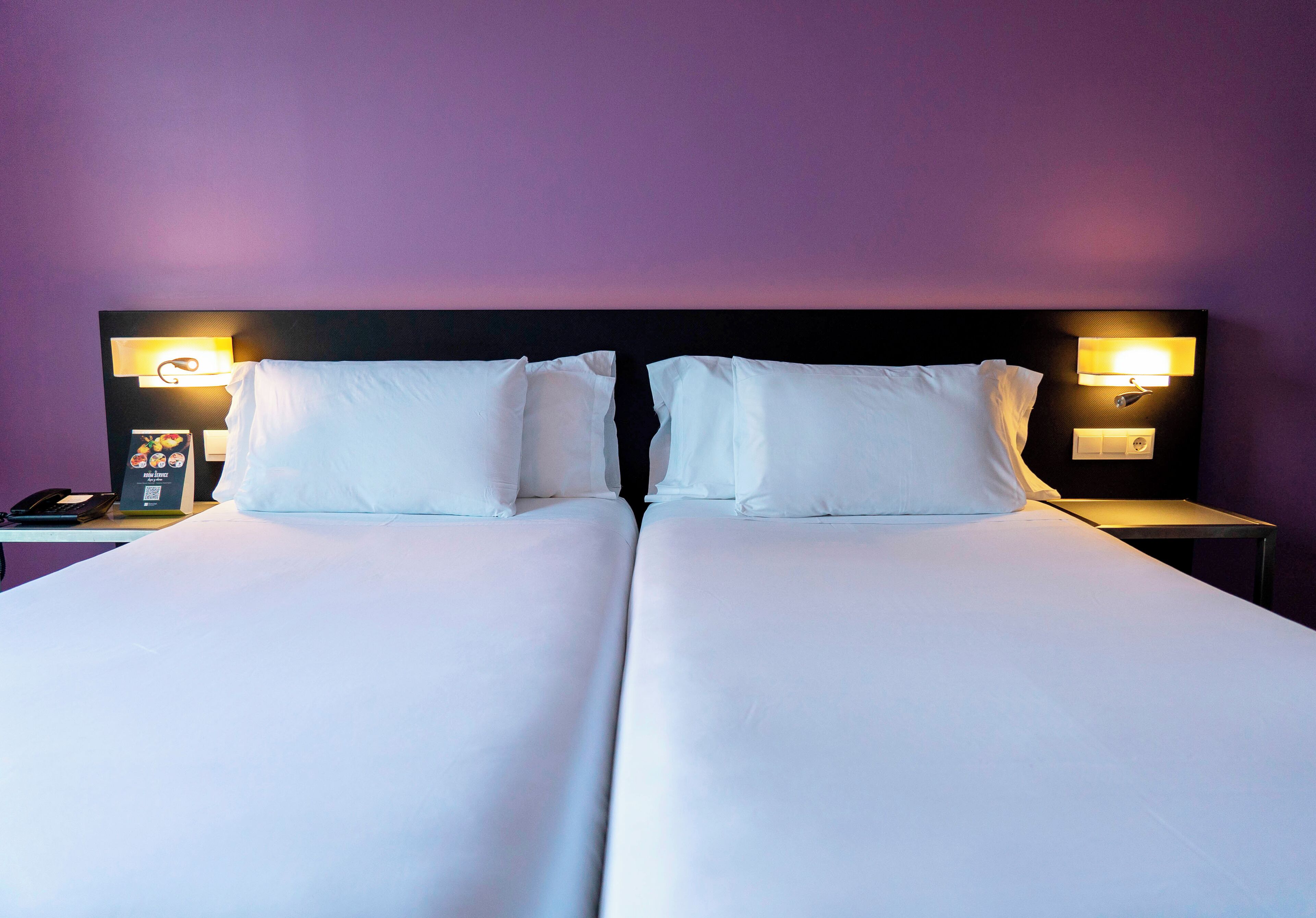 Minibar, safe på rommet, skrivebord og barnesenger (inkludert)