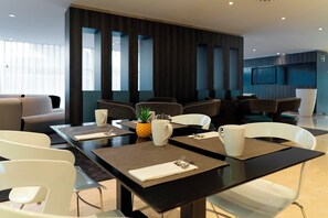 Desayuno buffet diario (EUR 13 por persona)