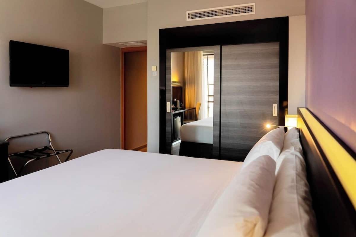 Minibar, in-room safe, desk, free cribs/infant beds