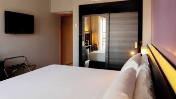 Family Room | Minibar, in-room safe, desk, free cribs/infant beds