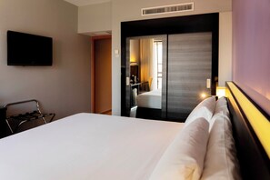 Family Room | Minibar, in-room safe, desk, free cribs/infant beds - Sercotel Córdoba Medina Azahara (Córdoba)