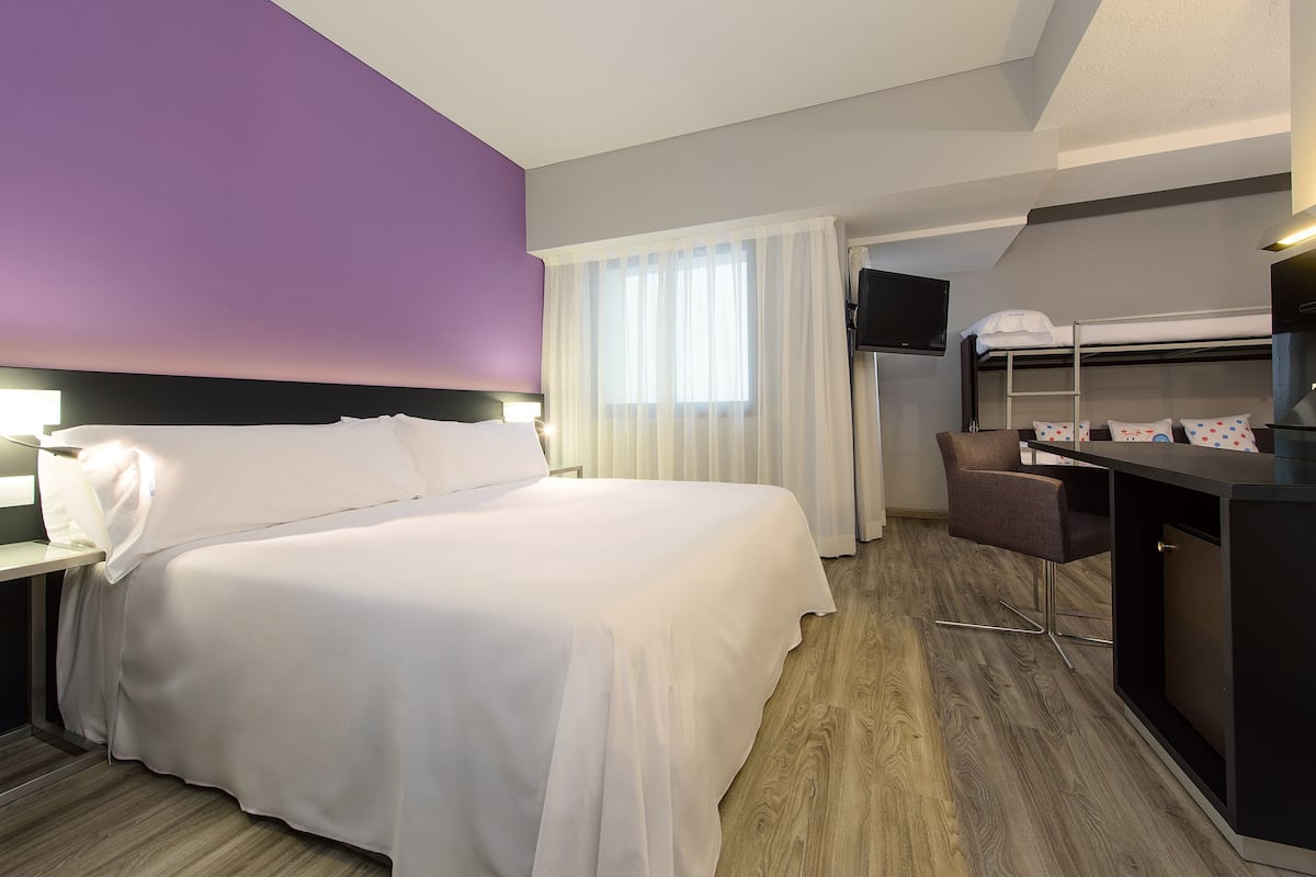 Minibar, in-room safe, desk, free cribs/infant beds
