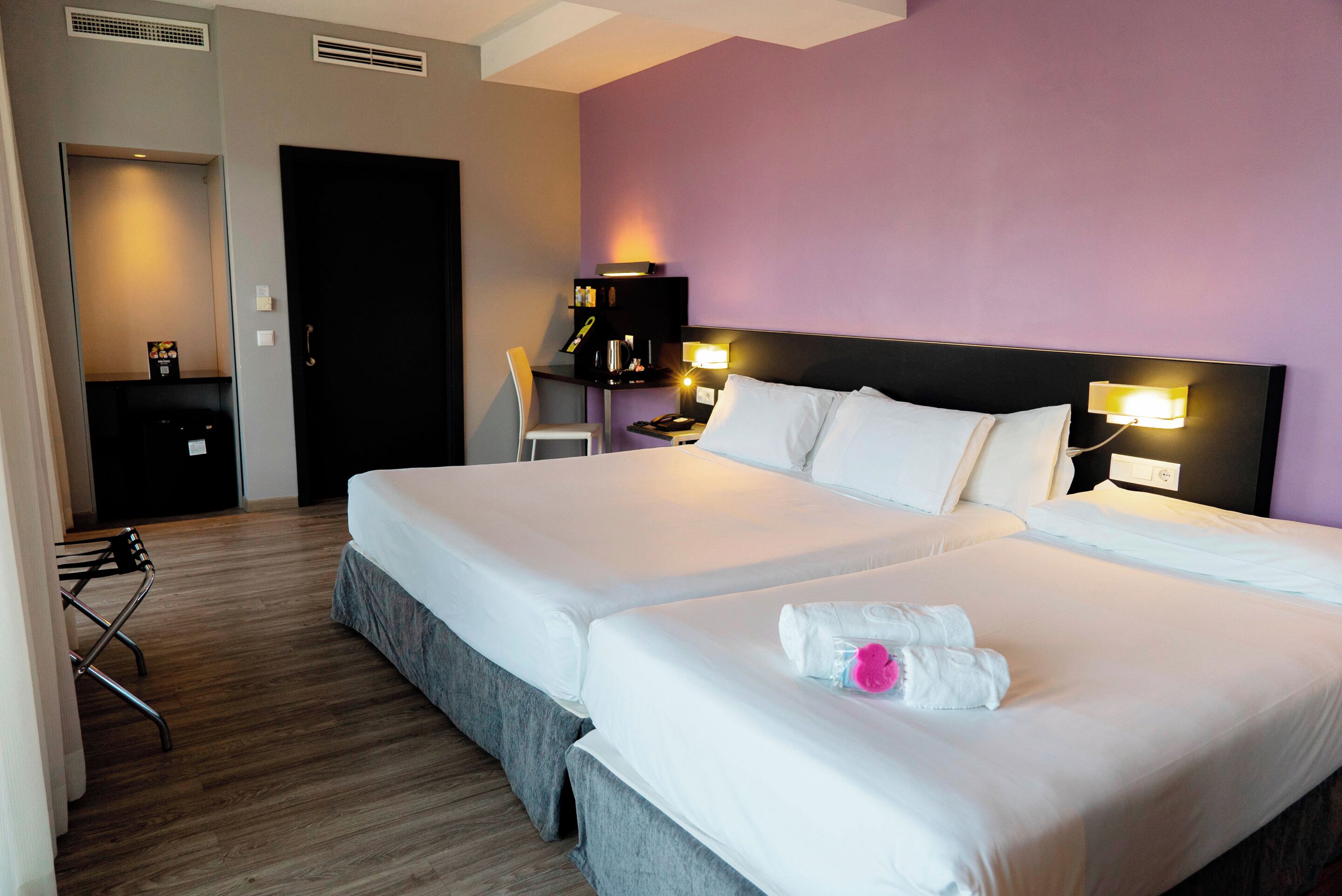 Classic Triple Room | Minibar, in-room safe, desk, free cots/infant beds