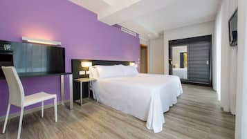 Quarto duplo superior | Frigobar, cofres nos quartos, escrivaninha, berços grátis