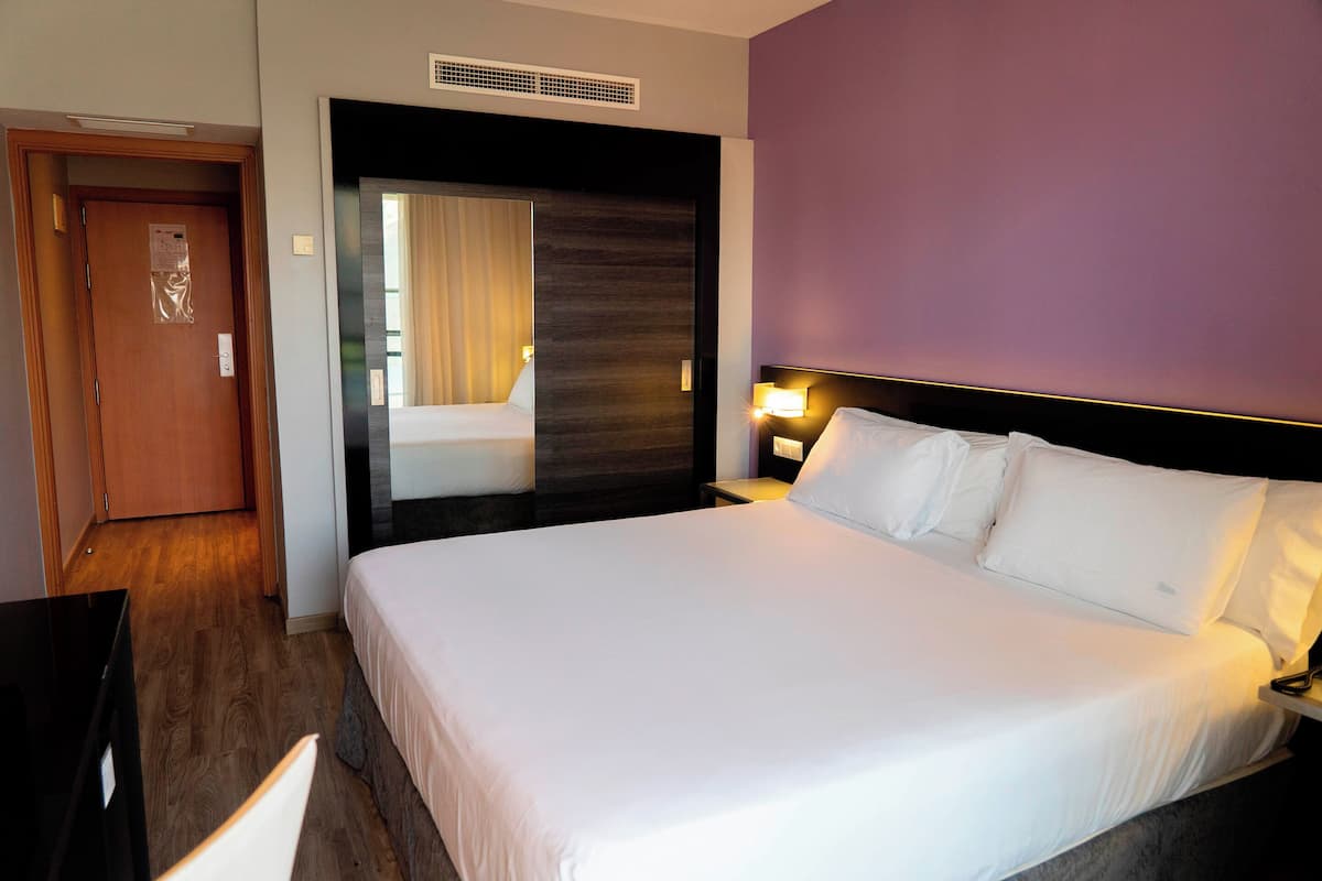 Minibaari, tallelokero huoneessa, työpöytä, ilmaiset vauvansängyt