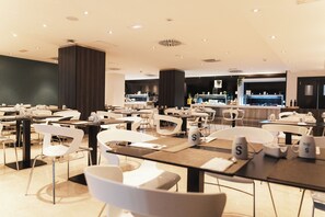 Daily buffet breakfast (EUR 14 per person) - Sercotel Córdoba Medina Azahara (Córdoba)