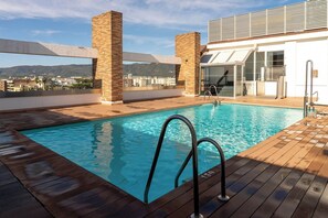 Una piscina al aire libre de temporada