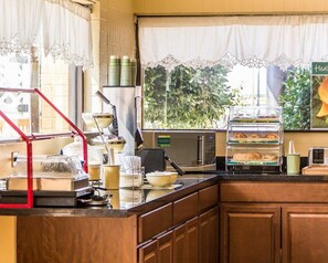 Free daily continental breakfast - Quality Inn Tulsa Central (Tulsa)