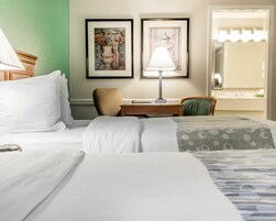 Ferros/tábuas de passar roupa, Wi-Fi de cortesia, roupa de cama