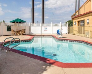 Una piscina al aire libre de temporada