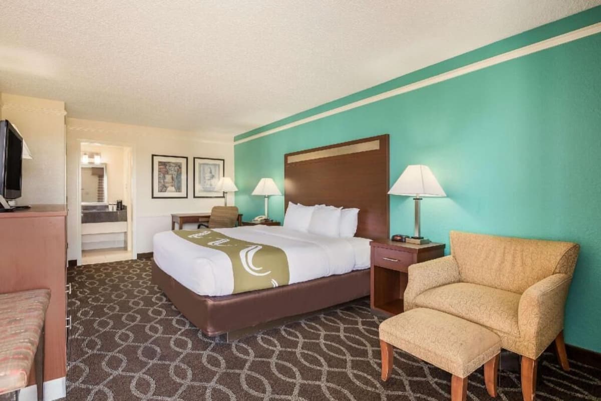 Iron/ironing board, WiFi (free), bed sheets