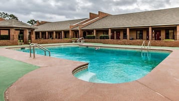 Una piscina al aire libre de temporada