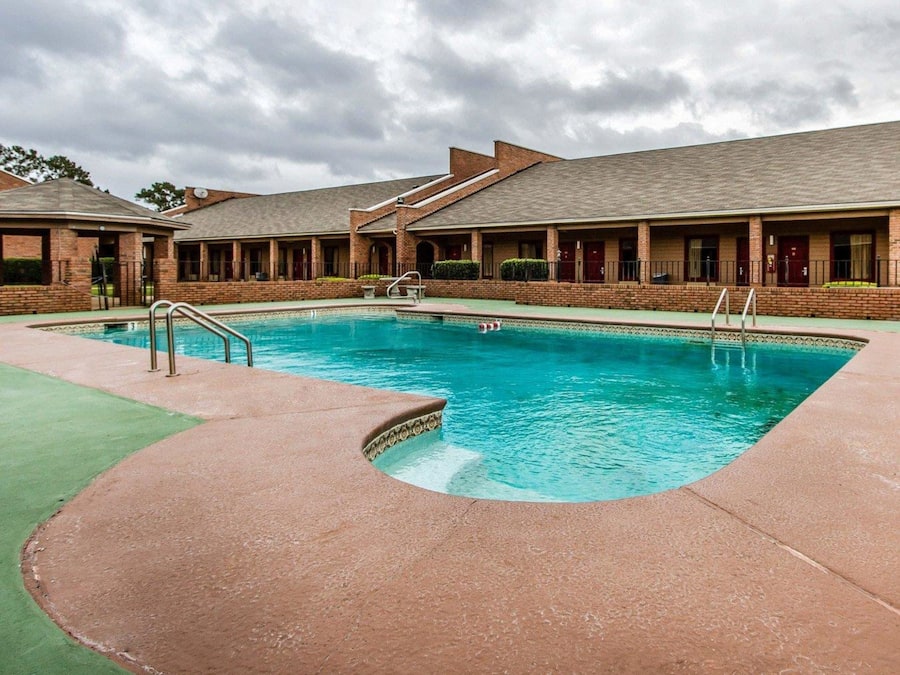 Kauden mukainen ulkouima-allas