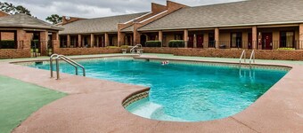 Econo Lodge Inn & Suites