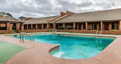 Econo Lodge Inn & Suites