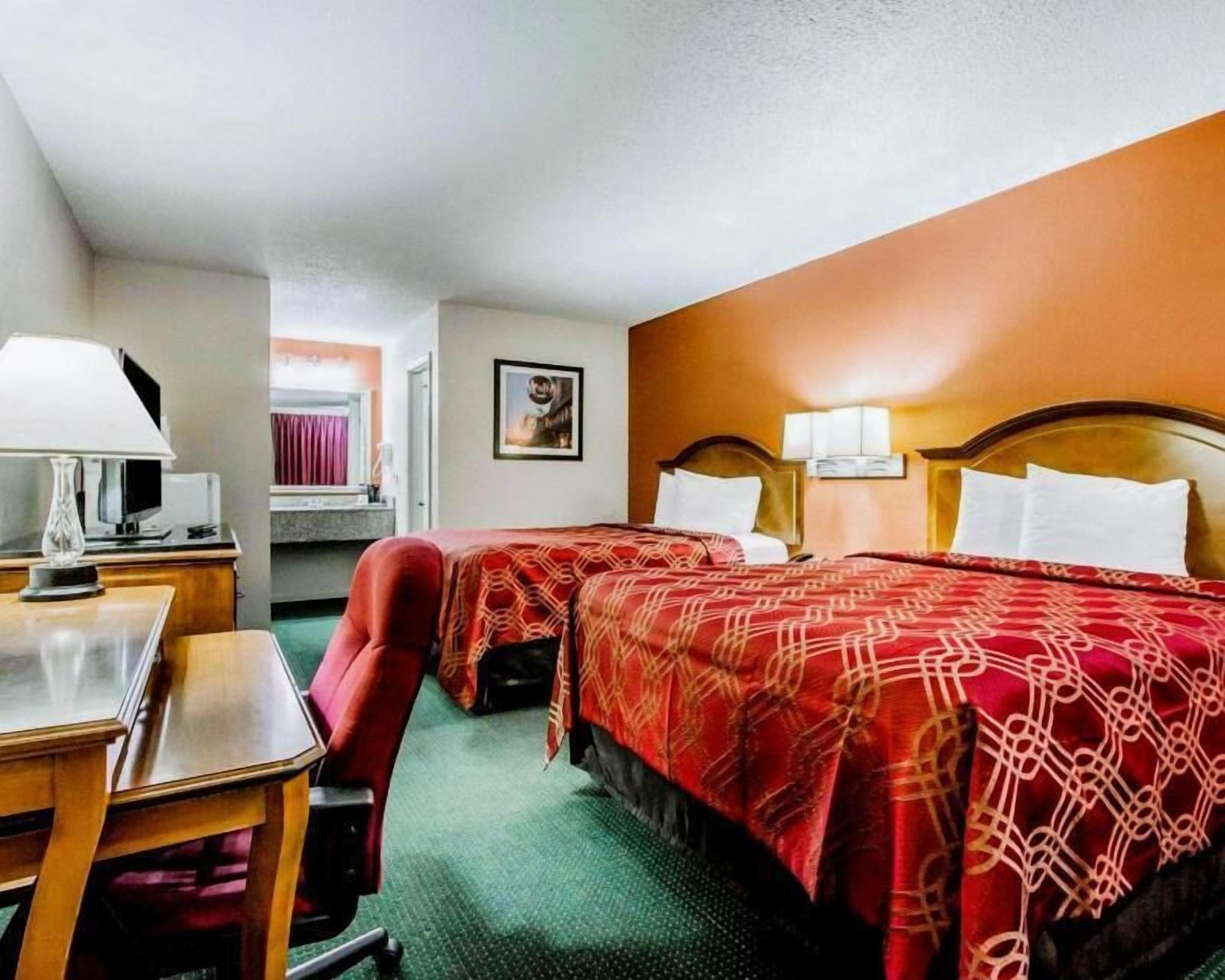 Een bureau, een strijkplank/strijkijzer, extra bedden, gratis wifi