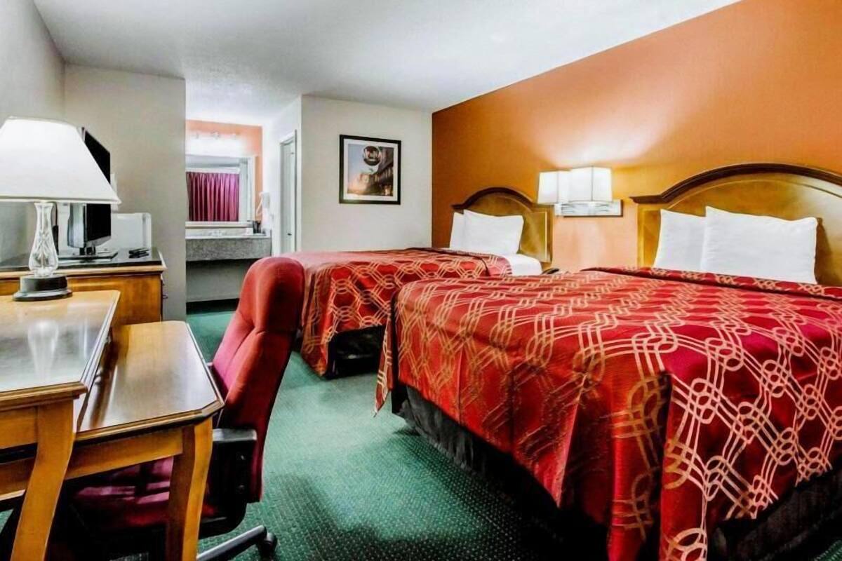 Een bureau, een strijkplank/strijkijzer, extra bedden, gratis wifi