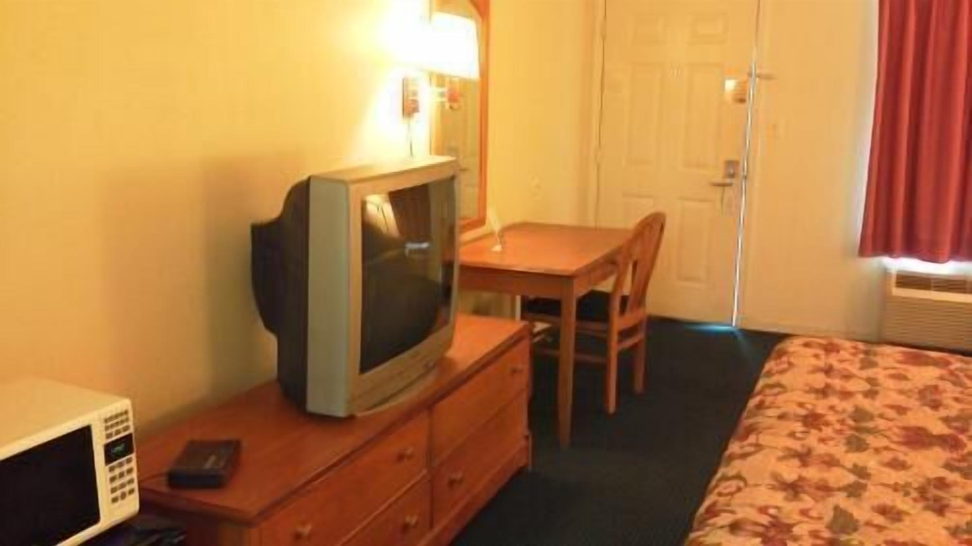 Een bureau, een strijkplank/strijkijzer, extra bedden, gratis wifi