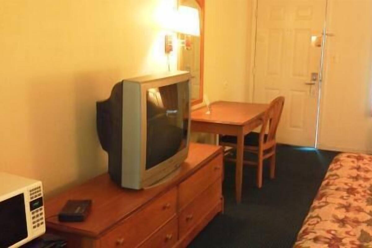 Een bureau, een strijkplank/strijkijzer, extra bedden, gratis wifi