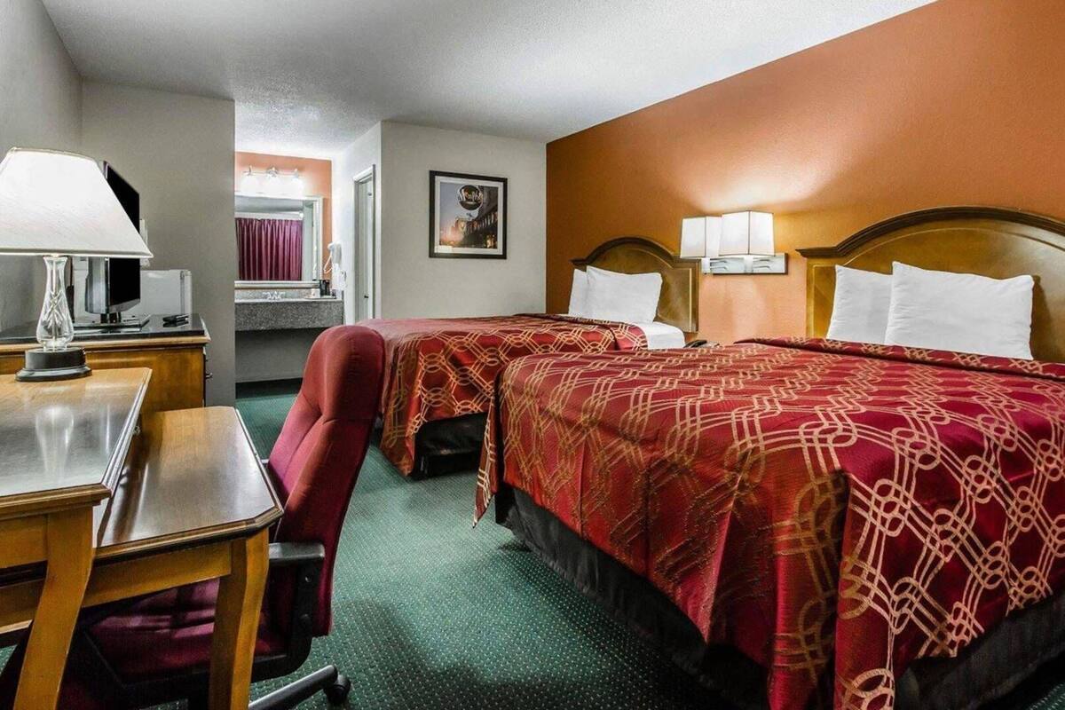 Een bureau, een strijkplank/strijkijzer, extra bedden, gratis wifi