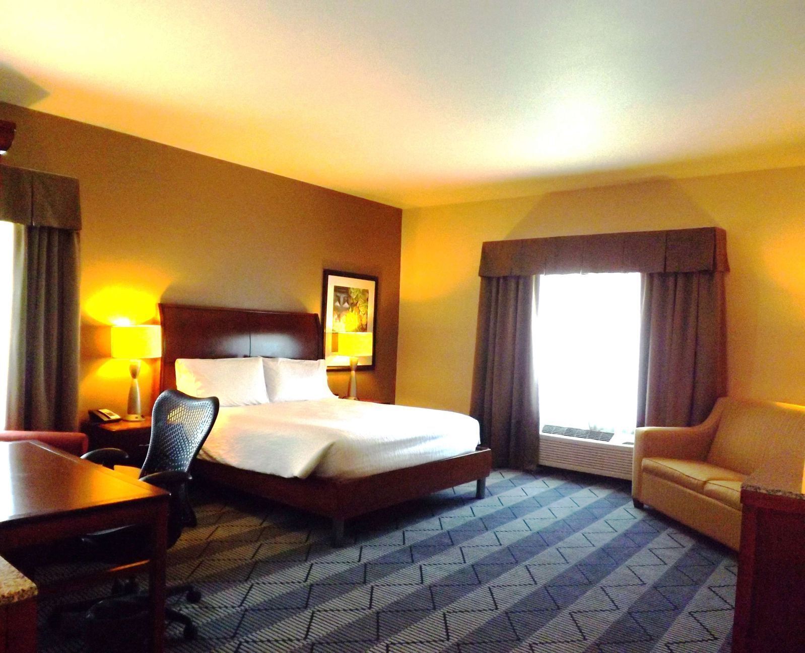 Hypo-allergenic bedding, in-room safe, desk, blackout drapes