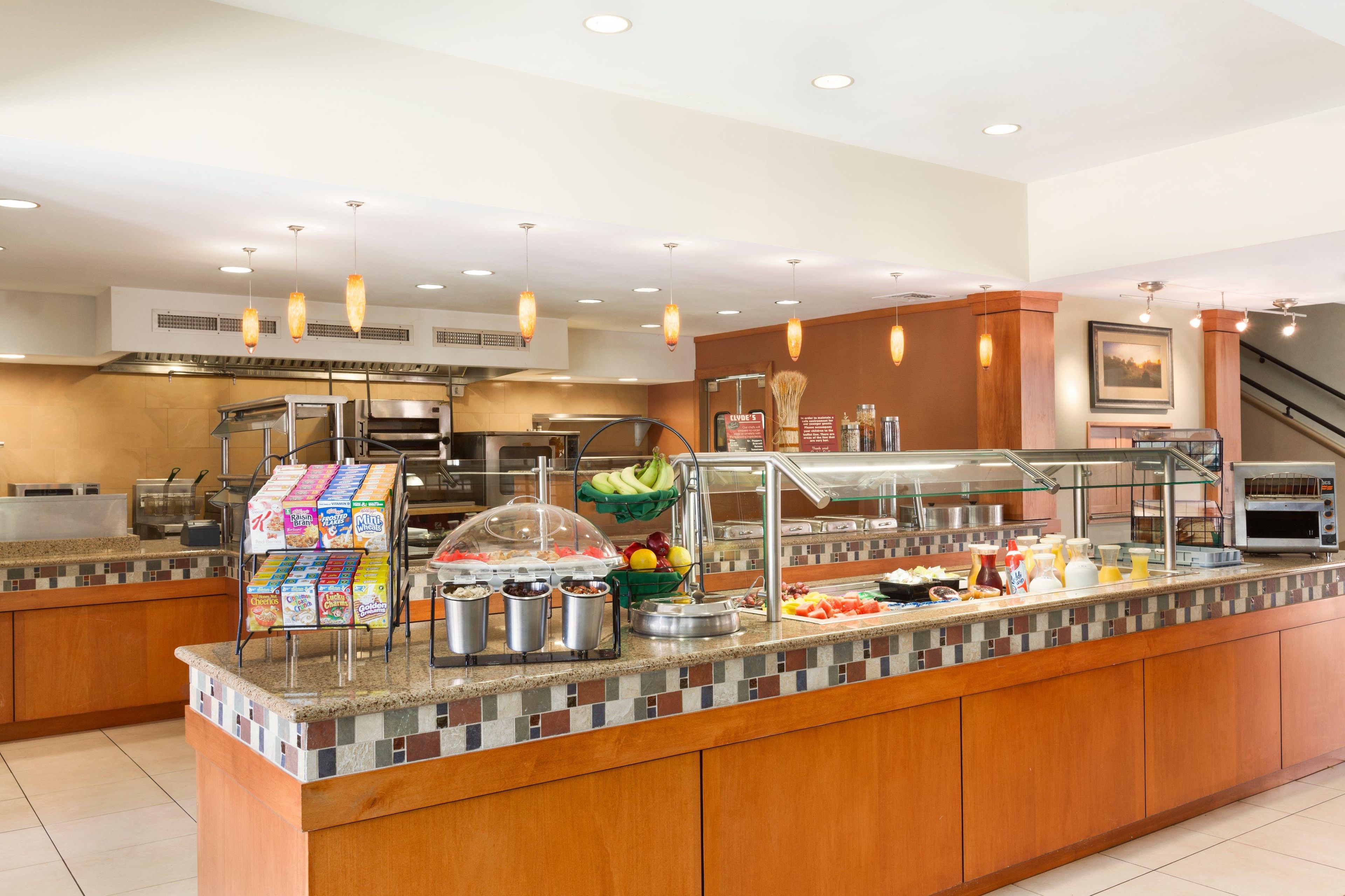 Una barra de desayuno con diversas opciones de comida y una estación de café.