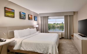 Suite, King-Bett, Blick auf den Fluss | Daunenbettdecken, individuell dekoriert, Schreibtisch