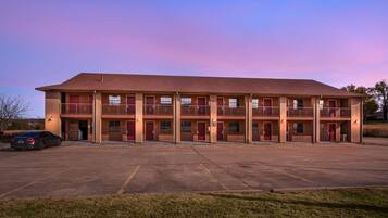 Boendets fasad - kväll/natt