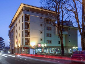 Fassade der Unterkunft – Abend/Nacht