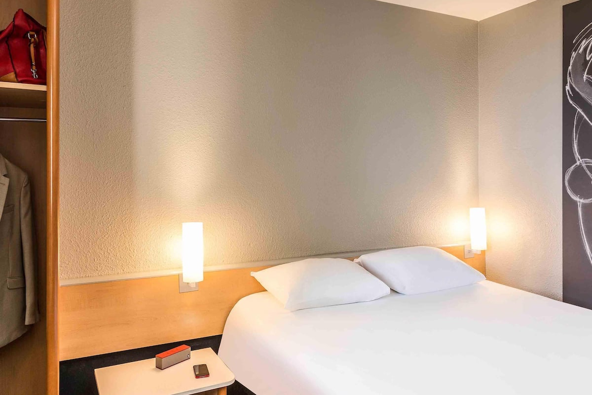 Een bureau, een laptopwerkplek, geluiddichte muren