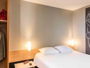 Schreibtisch, laptopgeeigneter Arbeitsplatz, schallisolierte Zimmer