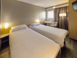 Chambre Standard, 2 lits jumeaux | Bureau, espace de travail pour ordinateurs portables