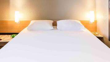 Schreibtisch, laptopgeeigneter Arbeitsplatz, schallisolierte Zimmer