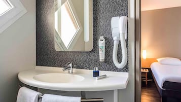 Schreibtisch, laptopgeeigneter Arbeitsplatz, schallisolierte Zimmer