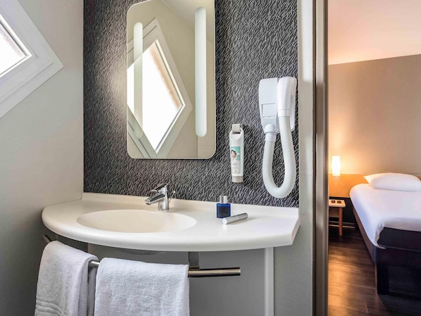 Escritorio, espacio para trabajar con laptop y insonorización