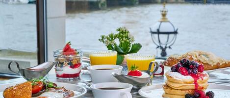 Dagelijks à la carte ontbijt (GBP 24 per persoon)