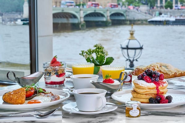 Daily cooked-to-order breakfast (GBP 24 per person) - London Marriott Hotel County Hall (London)