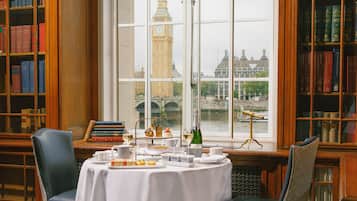 2 restaurants, breakfast, lunch, dinner served; British cuisine