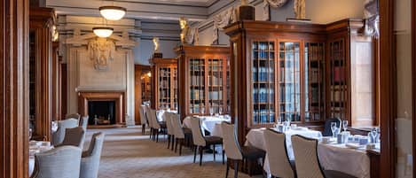 2 restaurants, serveren ontbijt, lunch, diner, Britse gerechten