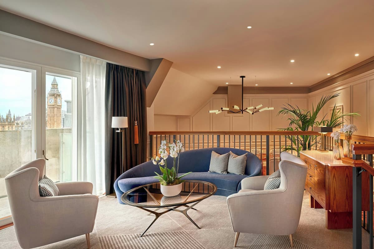 Suite, 1 Doppelbett, Nichtraucher, Balkon | Wohnzimmer | 32-Zoll-LCD-Fernseher mit Satellitenempfang, Fernseher