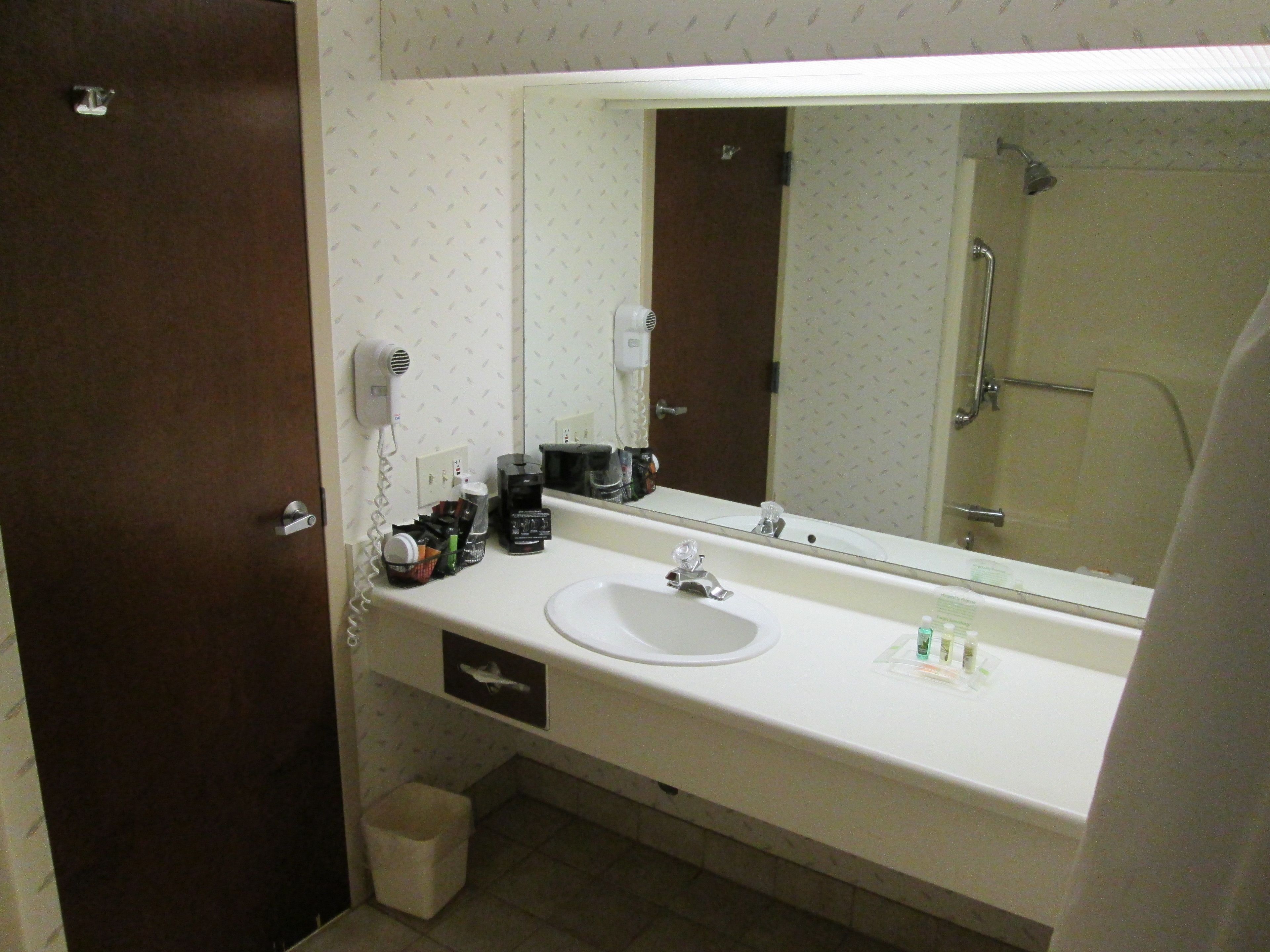combined shower/bathtub, free toiletries, hair dryer, towels