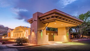 A building with a covered entrance and a sign indicating a trading post. - Holiday Inn Canyon De Chelly by IHG (Chinle)