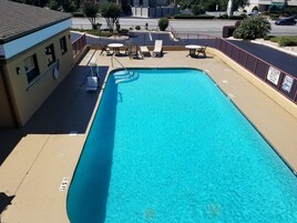 Una piscina al aire libre de temporada
