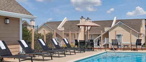 Piscine extérieure, parasols de plage, chaises longues