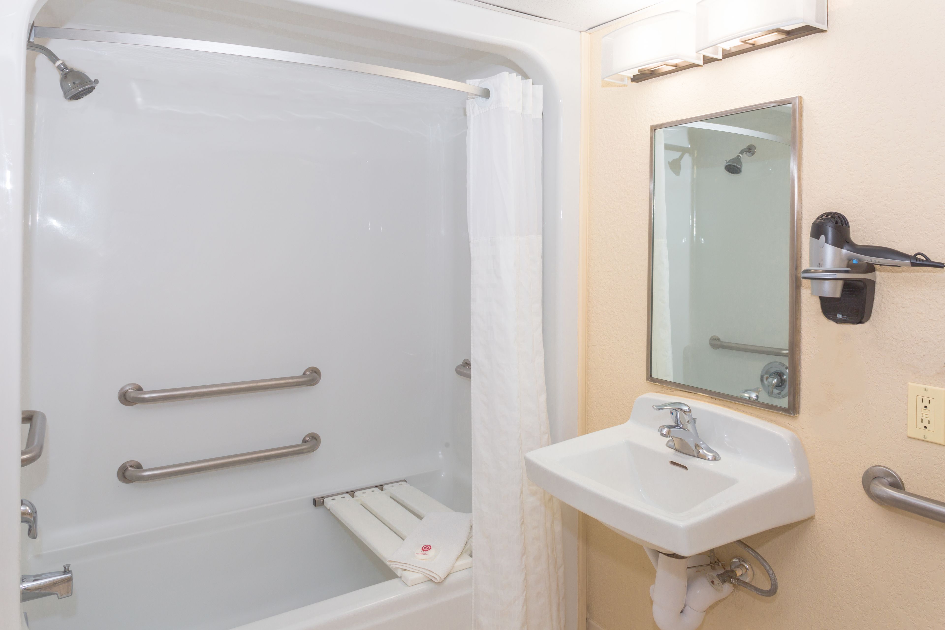 combined shower/bathtub, towels