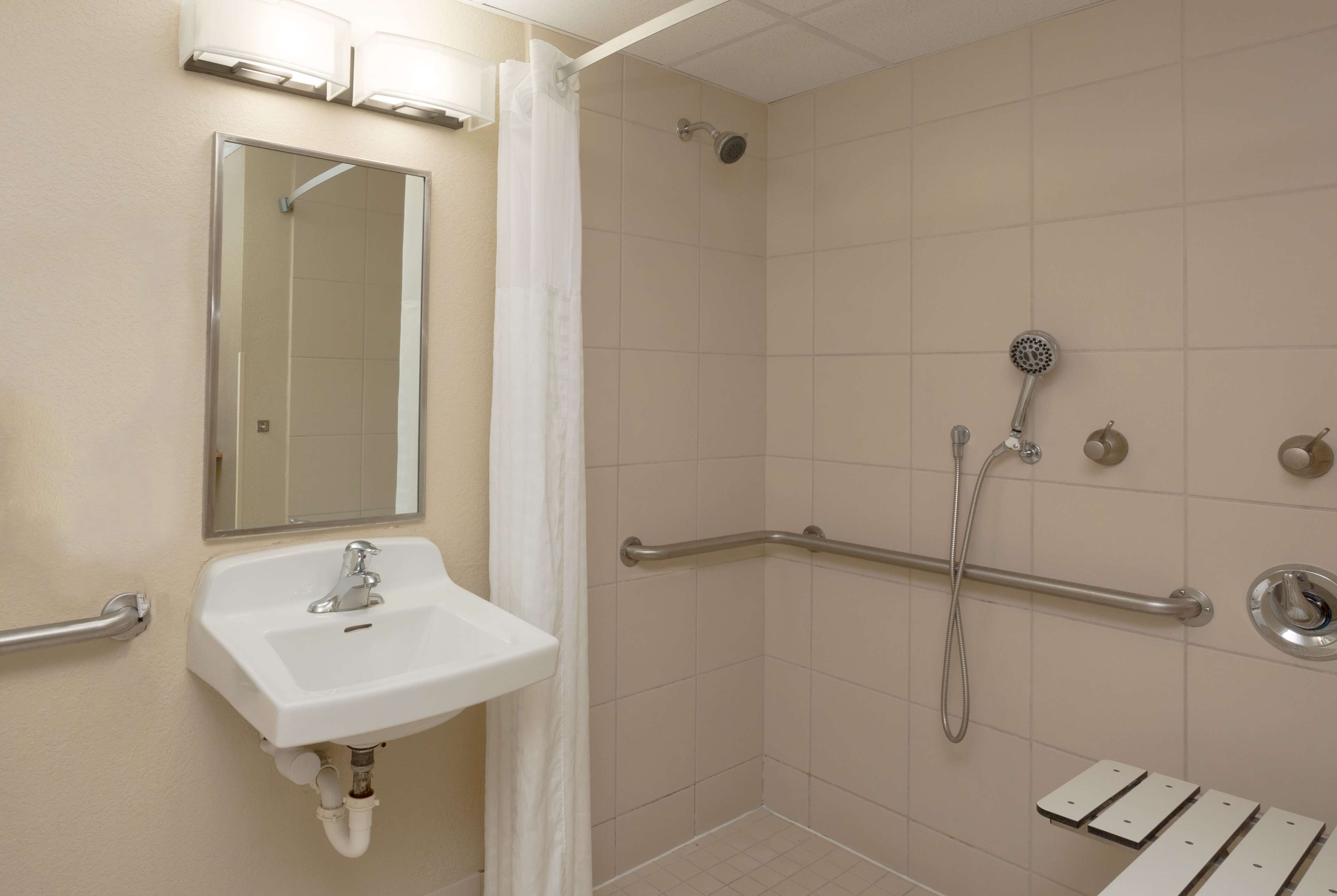 room, 2 queen beds, non smoking (mobility/hearing impaired) | bathroom | combined shower/bathtub, towels