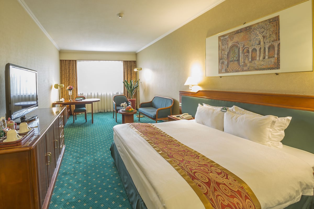 deluxe king room | 1 bedroom, premium bedding, minibar, in-room safe