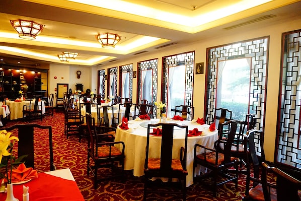 3 restaurants, breakfast, lunch, dinner served; Chinese cuisine
