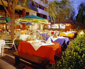 3 restaurants, breakfast, lunch, dinner served; Chinese cuisine