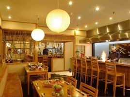 3 间餐厅，供应早餐、午餐和晚餐，中国菜